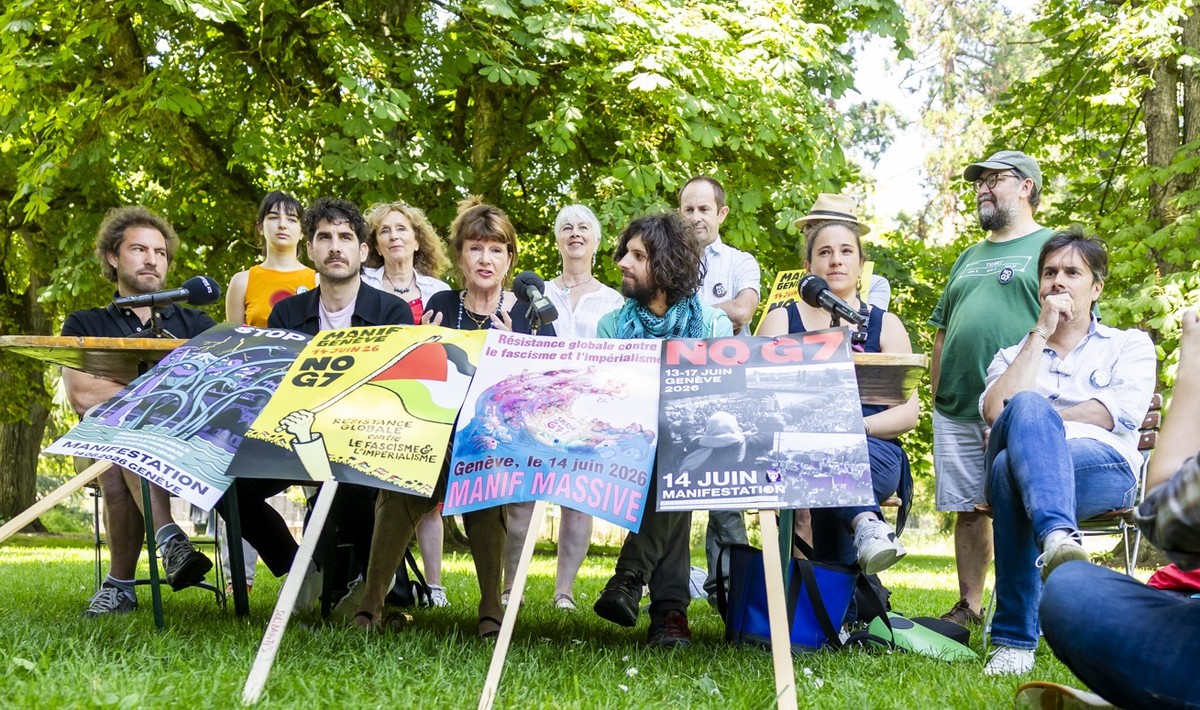 Les membres de coalition NoG7, de gauche a droite, Yvan V., Vincent Bircher, Francoise Nyffeler, Teo Frei, Isabelle Bertin, et Benjamin Joyeux, s'expriment lors d'une conference de presse de ...