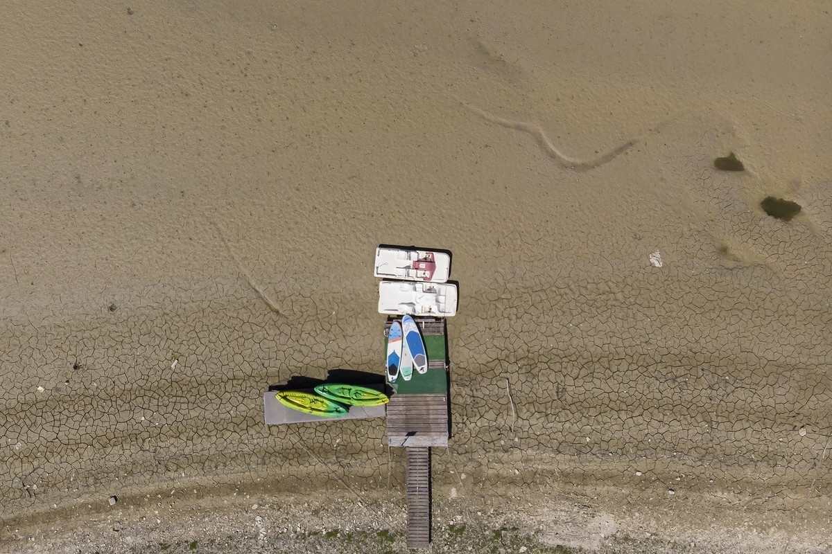 Un exemple très visible des effets de la sécheresse en Suisse: le lac des Brenets et à sec.