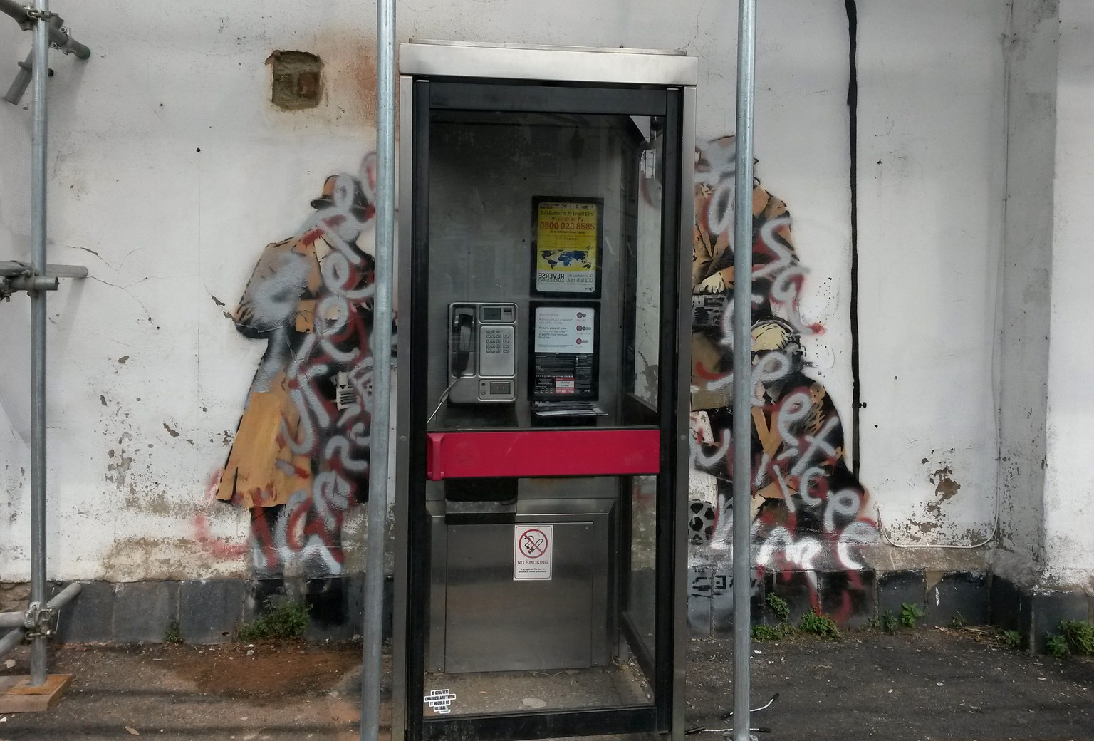 Die doppelt versprayte Hauswand in Cheltenham.