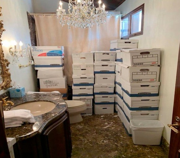 Trumps geheime Dokumente, die er in einer Nasszelle seines Privatclubs Mar-a-Lago lagerte.