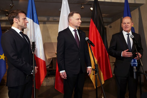 epa10473501 (LR) French President Emmanuel Macron, Polish President Andrzej Duda and German Chancellor Olaf Scholz address the media at a trilateral meeting on the sidelines of the Mu…