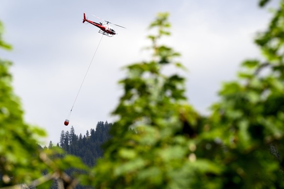 KEYPIX - Un helicoptere de l'entreprise Swiss Helicopter vol avec un seau d'eau pour ravitailler en eau un alpage ce jeudi 6 aout 2026 sur la commune de Schwarzee dans le canton de Fribourg. ...