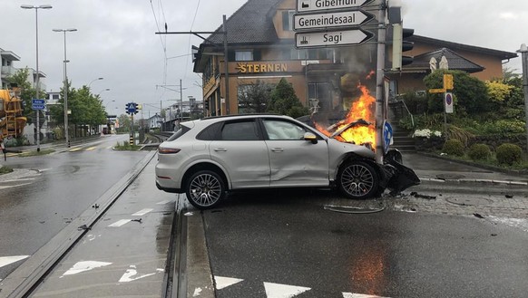 Ein Auto ist am Montagmorgen in Ballwil LU bei einem Bahnübergang mit einer Strassenlampe kollidiert und hat Feuer gefangen. Verletzt wurde niemand, doch war die Bahnstrecke Luzern-Lenzburg deswegen v ...
