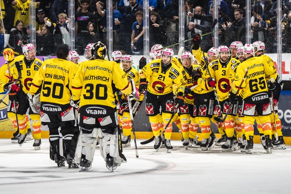 KEYPIX - Die Berner feiern ihren Sieg im sechsten Eishockey Playoff Viertelfinalspiel der National League zwischen dem HC Fribourg-Gotteron und dem SC Bern, am Montag, 24. Maerz 2025 in der BCF-Arena ...