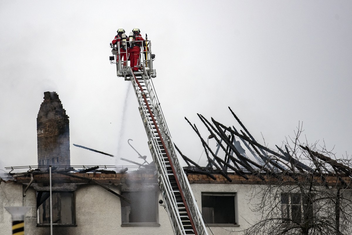 Starke Rauchentwicklung auf einem Firmengelaende, auf dem ein Feuer ausgebrochen ist, am Mittwoch, 3. Maerz 2021, in Hinwil. (KEYSTONE/Alexandra Wey)