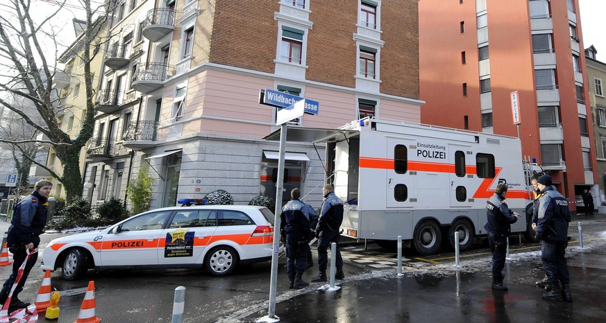 ARCHIVBILD ZU DEN UNGELOESTEN TOETUNGSDELIKTEN IN ZUERICH UND LAUPEN --- Grossaufgebot der Zuercher Kantonspolizei vor einer Liegenschaft im Zuercher Seefeldquartier am Donnerstag, 16. Dezember 2010.  ...