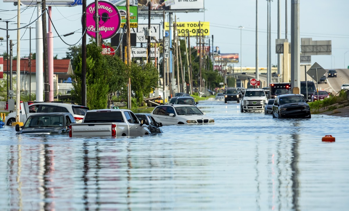 epa11467561 Vehicles trapped in flood waters following heavy rain from Hurricane Beryl in Houston, Texas, USA, 08 July 2024. The storm, which already caused widespread damage last week in the Caribbea ...