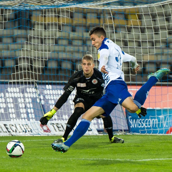 Lausanne, 03.10.2015, Fussball Challenge League, FC Lausanne-Sport - FC Winterthur, Lausannes Andi Zeqiri gegen Winterthurs David von Ballmoos (Monika Majer/EQ Images)