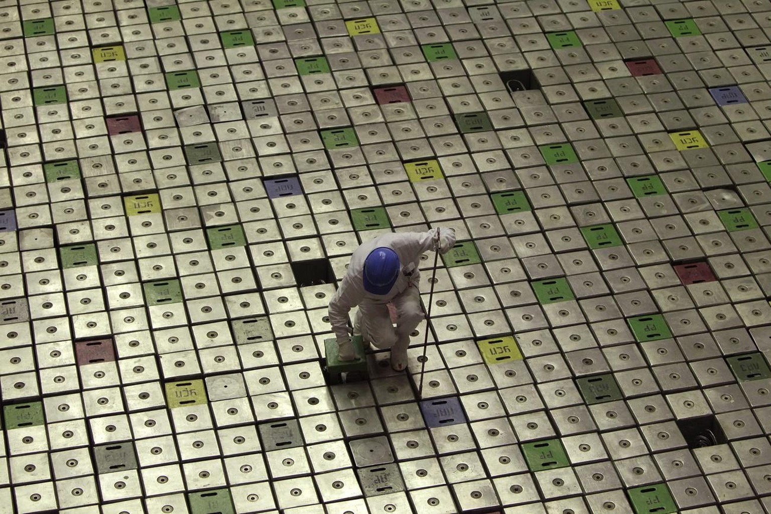 epa02699552 An employee works on the top of the reactor of the second power unit of Smolensk Nuclear Power Plant in Desnogorsk, some 350 km west of Moscow, Smolensk region, Russia, 22 April 2011. Annu ...