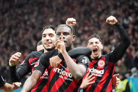 celebrate the goal, Torjubel zum 4:1 Eric Junior Dina Ebimbe Eintracht Frankfurt mit Fares Chaibi Eintracht Frankfurt und Omar Marmoush Eintracht Frankfurt - Frankfurt 09.12.2023: Eintracht Frankfurt  ...