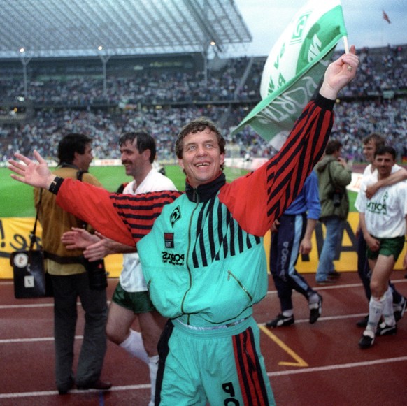 Werder Bremen, DFB Pokal Sieger 1990/1991, Trainer Otto Rehhagel jubelt, dahinter Mirk Votava