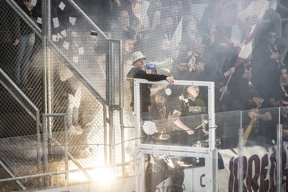 Servette&#039;s fans, during the preliminary round game of the National League 2022/23 between HC Lugano and Servette at the ice stadium Corner Arena in Lugano, Friday, October 28, 2022. (KEYSTONE/Ti- ...