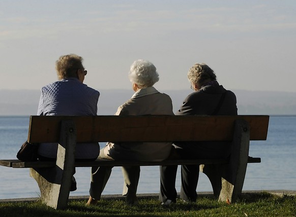 Laut Berechnungen der Credit Suisse kommen in der Schweiz in den nächsten zehn Jahren rund 1,1 Millionen Personen ins Rentenalter. (Themenbild)