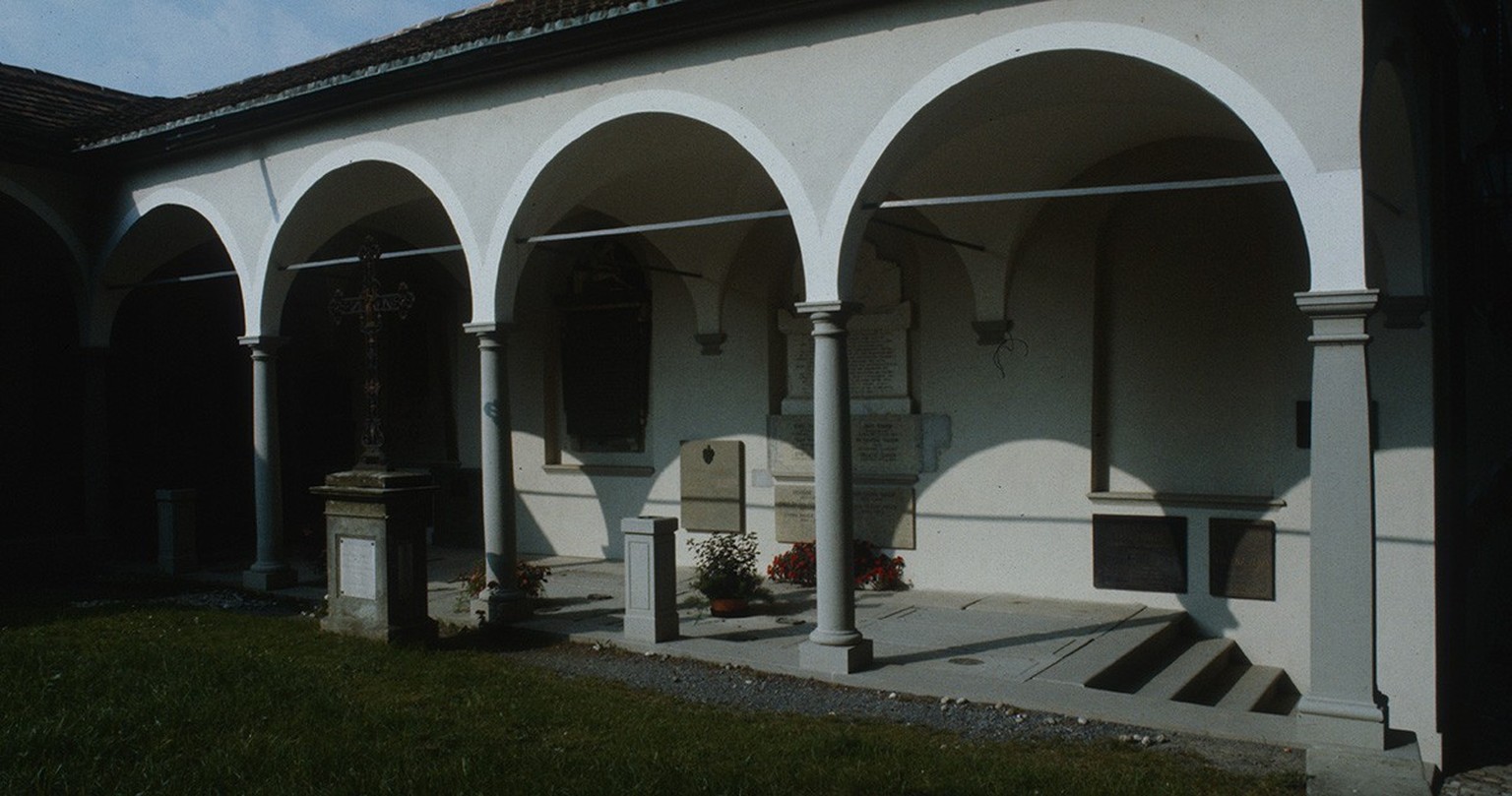 Cemetery of the Court Church of Lucerne.  https://ba.e-pics.ethz.ch/catalog/ETHBIB.Bildarchiv/r/1073056/viewmode=infoview