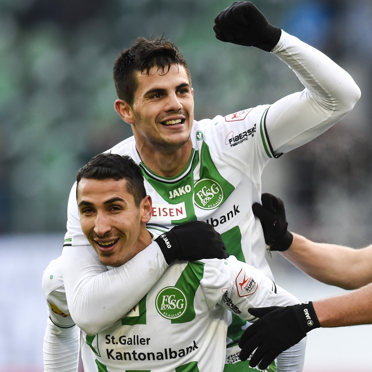 Yannis Tafer, Danijel Aleksic und Dzengis Cavusevic von St. Gallen, von links, jubeln nach Tafer's Tor zum 2-1,im Fussball Super League Spiel zwischen dem FC St. Gallen und dem FC Basel, am Sonnt ...