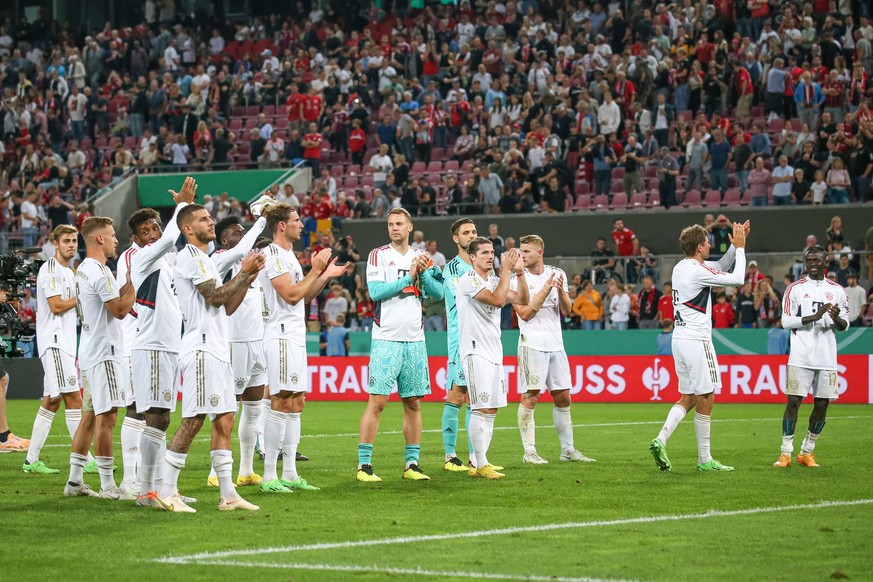 Koeln, Deutschland, 31.08.2022: Team von FC Bayern M�nchen jubelt den Fans zu nach Spielende , beim Spiel des DFB-Pokals zwischen FC Viktoria K�ln und FC Bayern M�nchen im RheinEnergieStadion am 31. A ...