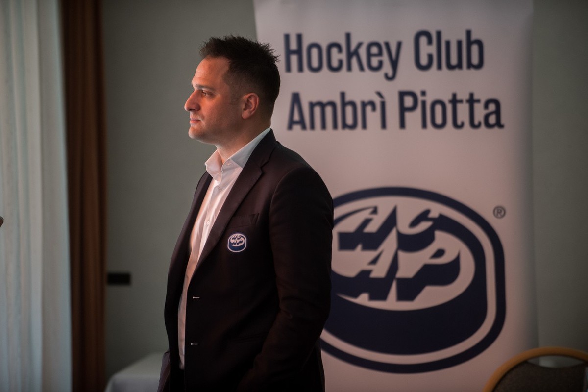 Ambri Piotta-Sportchef Paolo Duca an einer Medienkonferenz zum Wechsel von Michael Fora in die NHL zu den Carolina Hurricanes, am Freitag, 15. Juni 2018 in Bellinzona. (KEYSTONE/Ti-Press/Samuel Golay)
