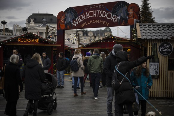 Besucher am Weihnachtsmarkt Wienachtsdorf auf dem Zuercher Sechselaeutenplatz, am Sonntag, 10. Dezember 2023 in Zuerich. (KEYSTONE/Michael Buholzer)