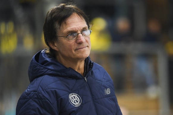 Davos&#039; Cheftrainer Arno Del Curto, beim Eishockey-Qualifikationsspiel der National League A zwischen dem HC Davos und dem HC Fribourg-Gotteron am Dienstag, 2. Oktober 2018, in der Vaillant Arena  ...