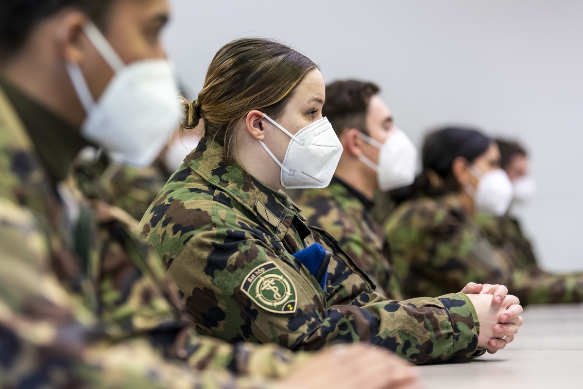 Des militaires de l'Armee suisse du bataillon d'hopital 2, portant des masques FFP2, recoivent des informations avant de commencer l'entree en service afin de soutenir les cantons dans  ...