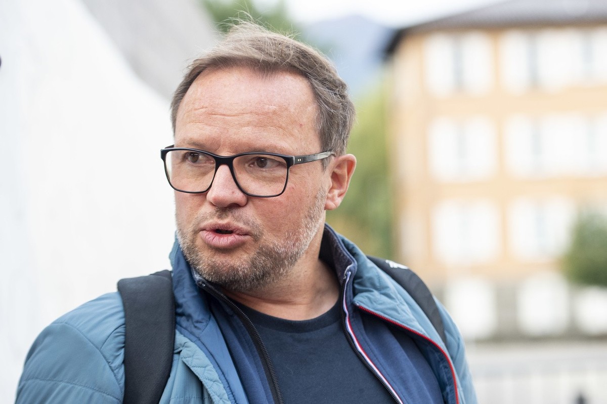 Der Journalist Kurt Pelda vor dem Bundesstrafgericht, aufgenommen am Dienstag, 6. Oktober 2020. Das Bundesgericht hat den Freispruch der beiden Vorstandsmitglieder des Vereins Islamischer Zentralrat S ...