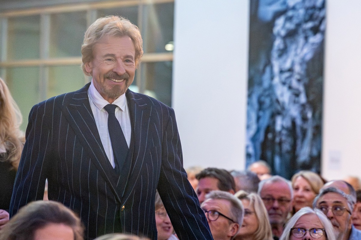 ARCHIV - 23.11.2025, Bayern, Passau: Thomas Gottschalk, Showmaster, kommt zur Verleihung des