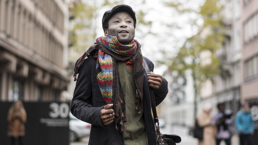 Mohamed Wa Baile spricht auf dem Weg ins Bezirksgericht in Zuerich, am Montag, 7. November 2016, in Zuerich. Wa Baile wiedersetzte sich einer Personenkontrolle am Hauptbahnhof Zuerich, weil er sich au ...