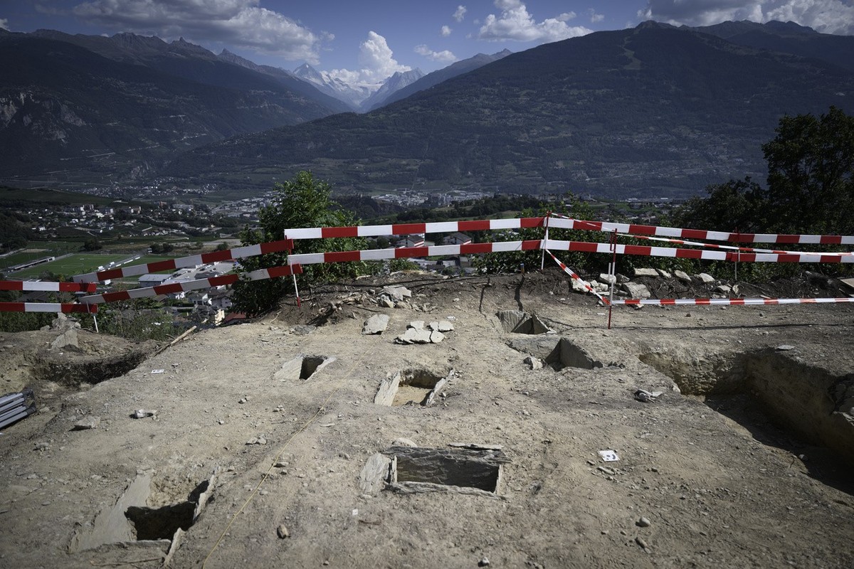 Vue générale de la necropole préhistorique découverte à Savièse (VS)