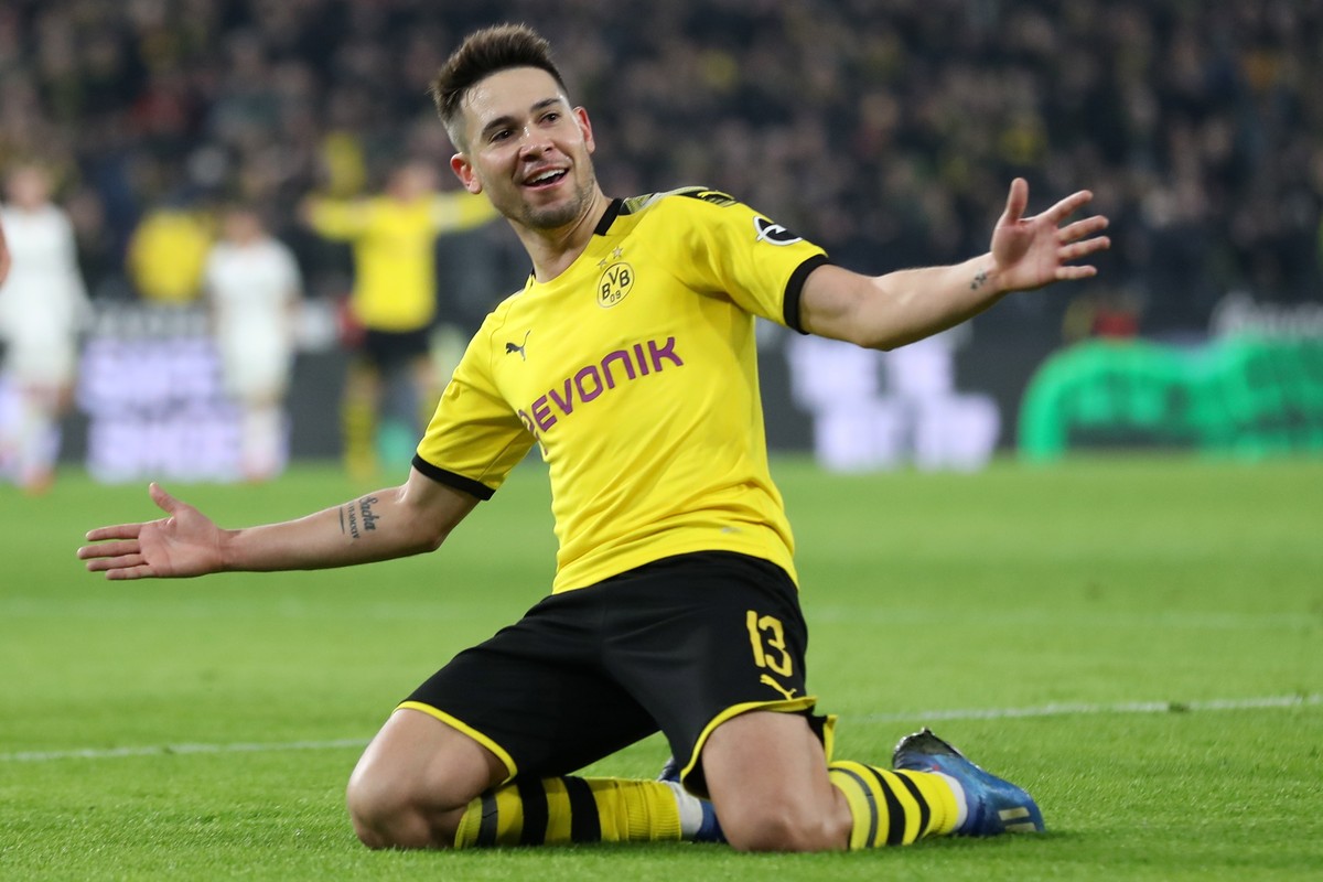 epa08218548 Dortmund's Raphael Guerreiro celebrates scoring the 4-0 lead during the German Bundesliga soccer match between Borussia Dortmund and Eintracht Frankfurt in Dortmund, Germany, 14 Febru ...