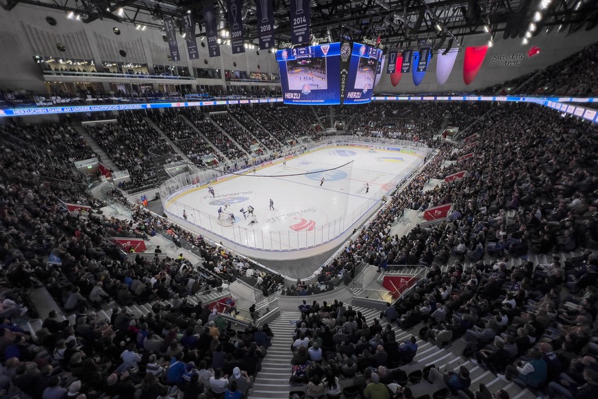 Besucher verfolgen das Eishockeyspiel der National League zwischen den ZSC Lions und dem HC Fribourg-Gotteron am Dienstag, 18. Oktober 2022, in der Swiss Life Arena in Zuerich. (KEYSTONE/Ennio Leanza)