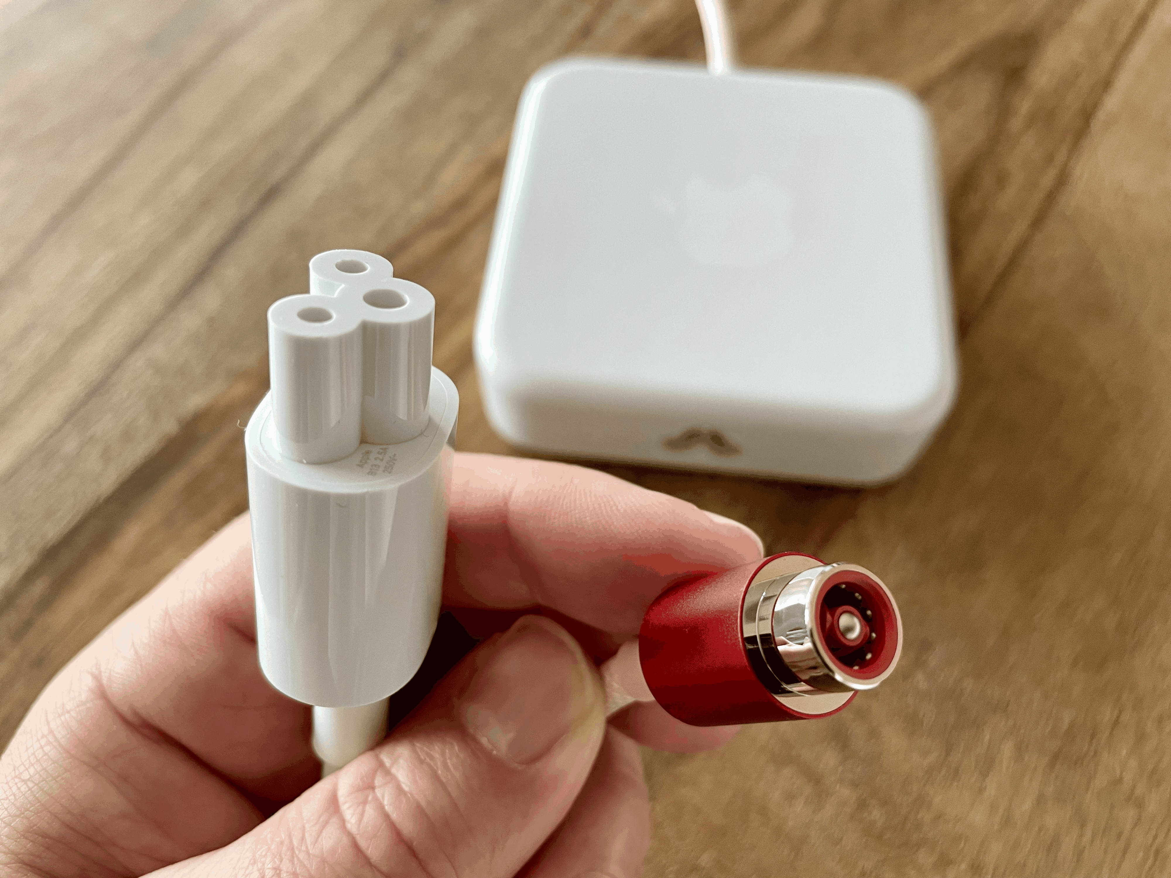 In ein paar praktischen Versuchen, über das Ladekabel zu stolpern, löste sich nicht der MagSafe-Stecker beim iMac. Vielmehr löste sich der Stromadapter.