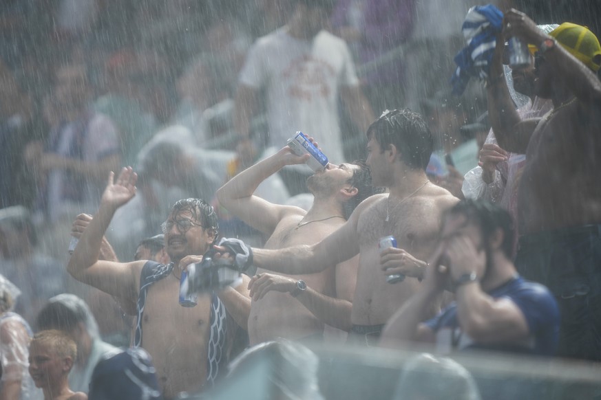 Fans react after a weather delay during the World Cup Group I soccer match between France and Iraq in Philadelphia, Monday, June 22, 2026. (AP Photo/Matt Rourke)
Iraq France WCup Soccer