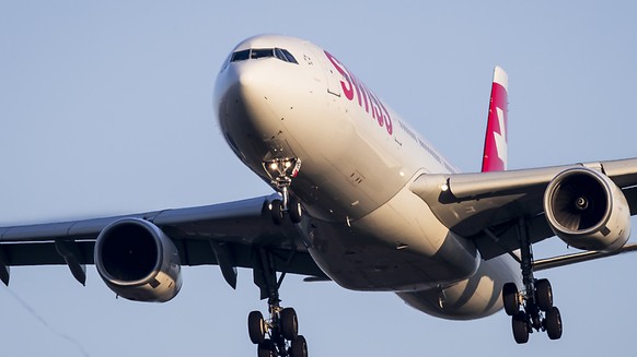 Ein Airbus A330-300 der Swiss im Landeanflug auf Piste 14 am Flughafen Zürich. (Archivbild)