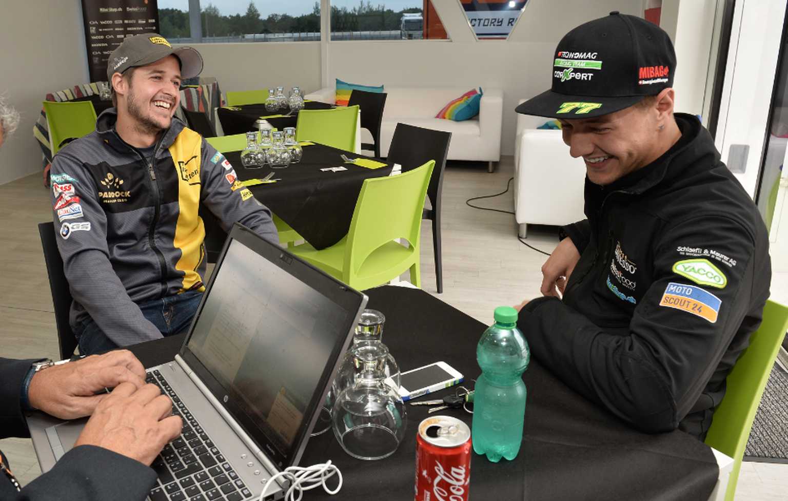 Beim speziellen Interview hatten Tom Lüthi (l.) und Dominique Aegerter sichtlich Spass.