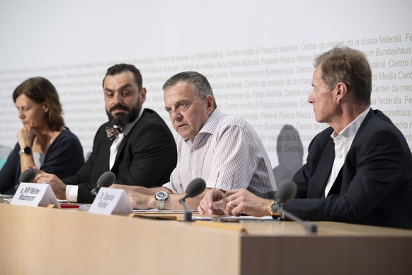 Nationalraetin Monika Rueegger, SVP-OW, Samuel Sommaruga, Alt-Nationalrat Walter Wobmann, SVP-SO, Stephan Rietiker, Praesident Pro Schweiz, von links, sprechen zur Abstimmungskampagne Ja zur Neutralit ...