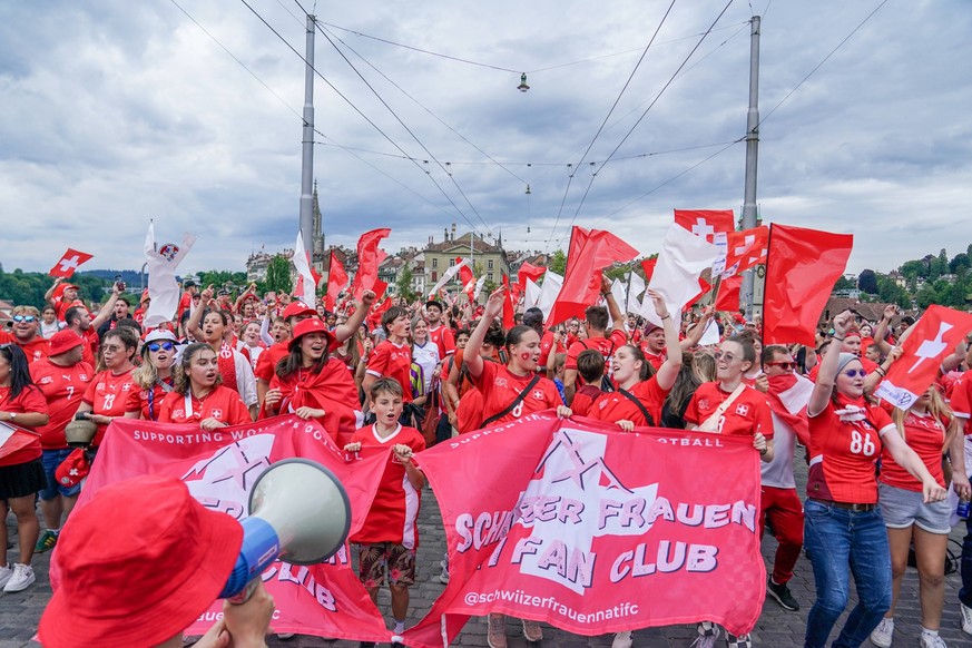 Bern, Schweiz, Europa: UEFA Womens EURO 2025, Fan Walk zum Wankdorfstadion Zwischenhalt auf der Kirchenfeldbr�cke Tausende rot gekleidete Fans des Schwiizer Frauen Nati Fan Club versammeln sich auf de ...