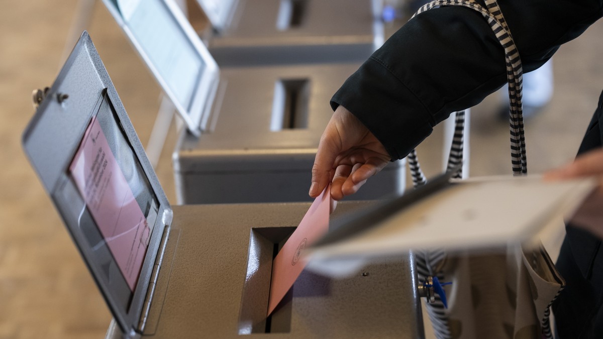 Eine Stimmbuergerin wirft im Stimmlokal im Berner Laenggassquartier ihren Wahlzettel zur Wahl des Stadtpraesidiums in die Urne, am Tag der staedtischen Wahlen, am Sonntag, 24. November 2024 in Bern. D ...