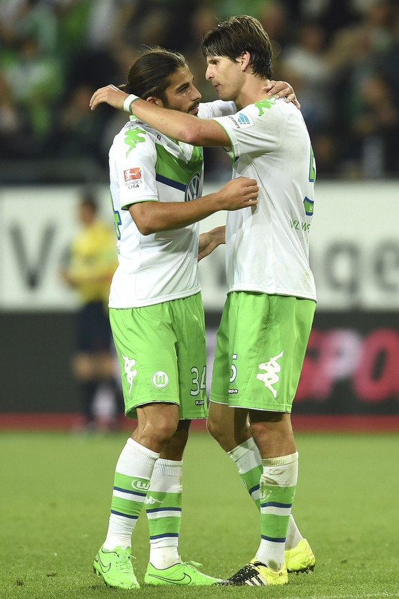 28.08.2015; Wolfsburg; Fussball 1. Bundesliga - VfL Wolfsburg - FC Schalke 04; 2:0 Jubel v.l. Torschuetze Ricardo Rodriguez, Timm Klose (Wolfsburg) (Tim Groothuis/Witters/freshfocus)