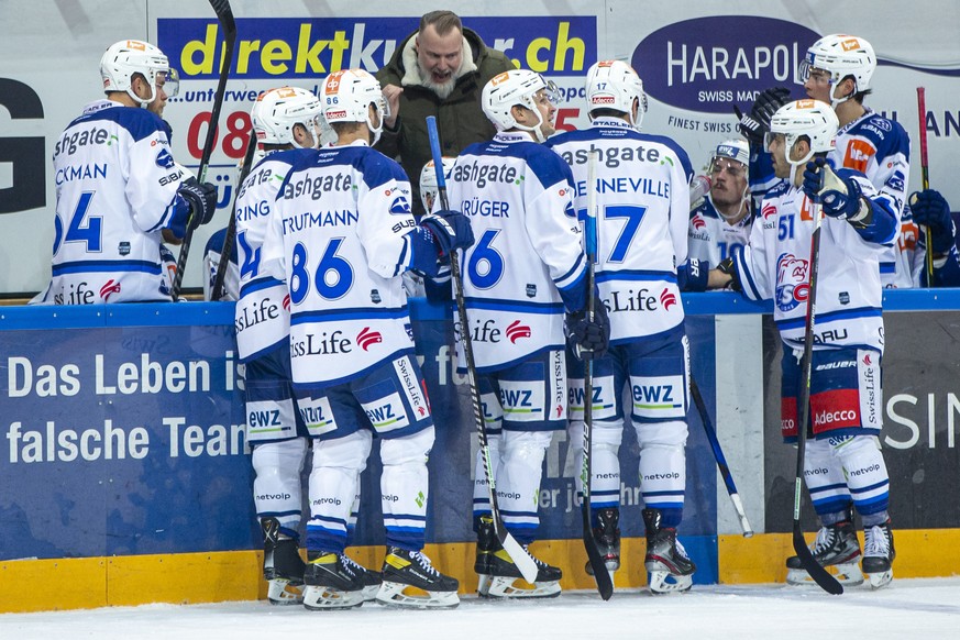 ZSC Lions Cheftrainer Rikard Groenborg (Gronborg) spricht zu seinen Spielern waehrend eines Timeouts waehrend dem Eishockey-Meisterschaftsspiel der National League zwischen den SC Rapperswil-Jona Lake ...