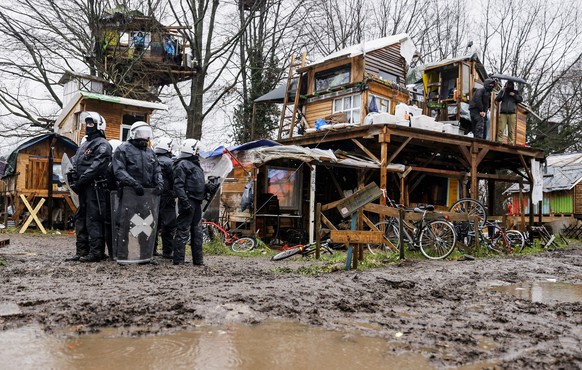 epa10401018 Police secure the operation to evacuate the occupied houses at the village of Luetzerath, Germany, 12 January 2023. The village of Luetzerath in North Rhine-Westphalia state is to make way ...