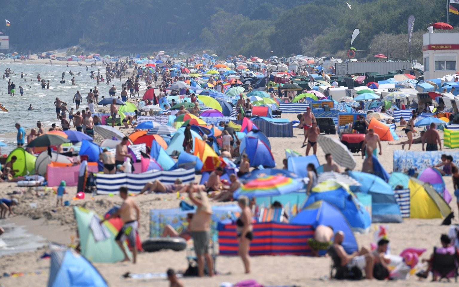 09.08.2020, Mecklenburg-Vorpommern, Zinnowitz: Am Ostseestrand vor der Seebr