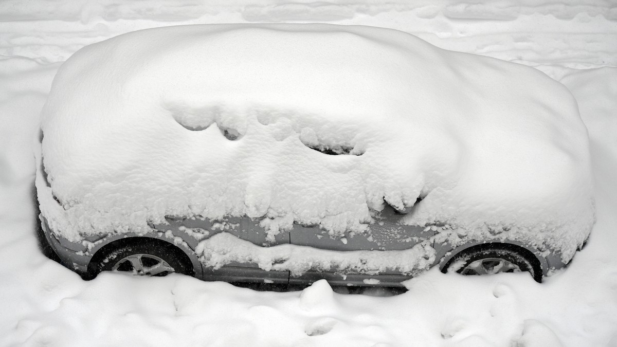 Cars and bicycles are snowcovered after heavy snowfalls in Zurich, Switzerland, Friday, January 15 2020. The traffic situation is difficult after persistend snowfalls in eastern Switzerland. (KEYSTONE ...