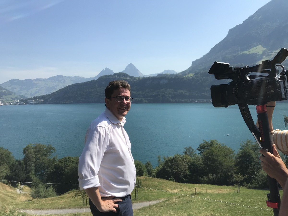 Heisser Tag: Albert Rösti spricht am Rütli zu den Medien.