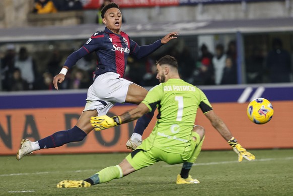 epa11034888 Roma&#039;s goalkeeper Rui Patricio in action against Bologna&#039;s Dan Ndoye during the Italian Serie A soccer match Bologna FC vs AS Roma at Renato Dall&#039;Ara stadium in Bologna, Ita ...