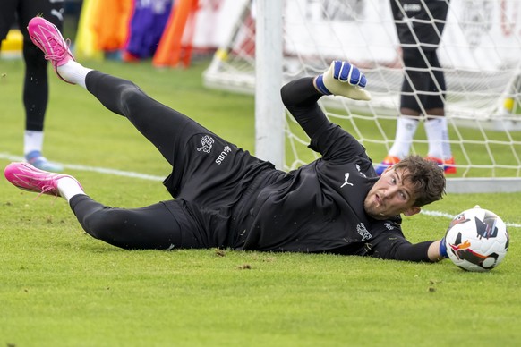 Torhueter Gregor Kobel bei einem Training der Fussball Nationalmannschaft in Basel, am Montag, 2. September 2024. Die Schweiz bereitet sich vor fuer die Spiele der UEFA Nations League gegen Daenemark  ...