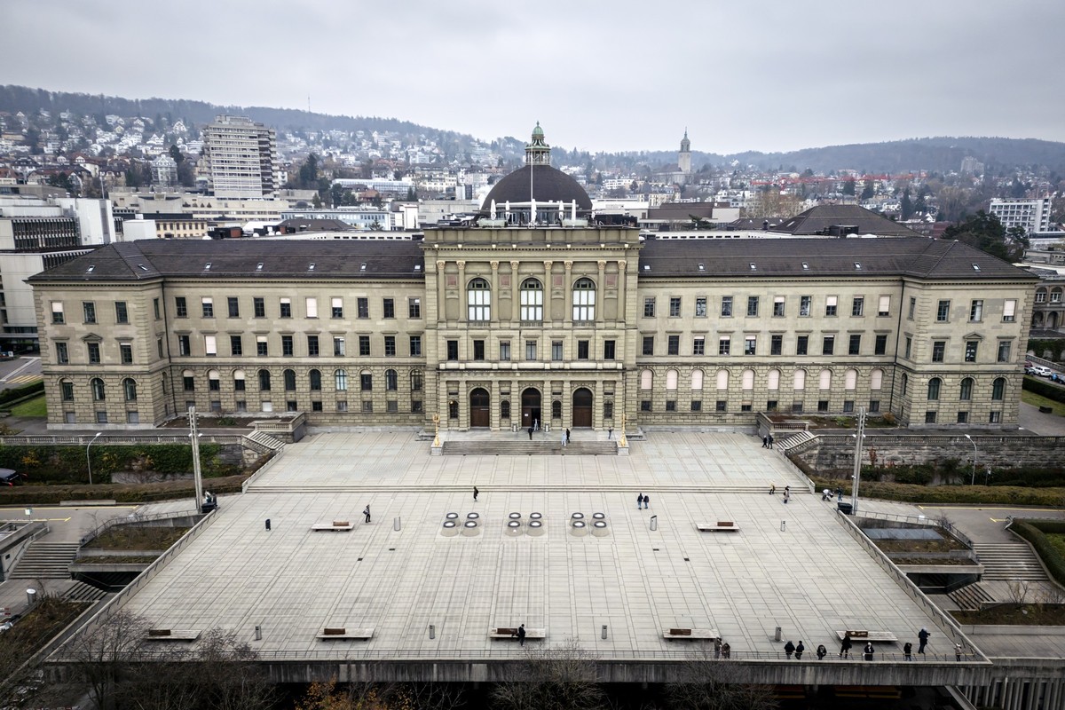 Das Hauptgebaeude der Eidgenoessischen Technischen Hochschule (ETH) mit der Polyterrasse .in Zuerich, am 30. November 2024. (KEYSTONE/Michael Buholzer)