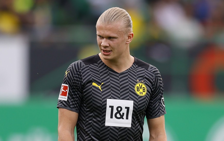 epa09931518 Dortmund&#039;s Erling Haaland reacts during the German Bundesliga soccer match between SpVgg Greuther Fuerth and Borussia Dortmund in Fuerth, Germany, 07 May 2022. EPA/RONALD WITTEK CONDI ...