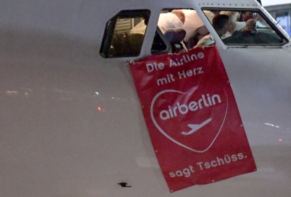 epa06293734 Air Berlin flight AB 6210 from Munich with a transparent reading &#039;Air Berlin sais good bye&#039; attached at the cockpit window taxies at airport Tegel in Berlin, Germany, 27 October  ...