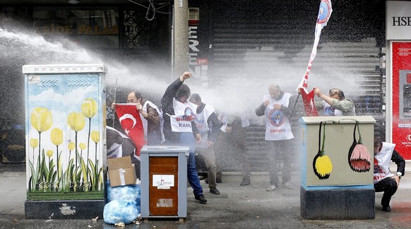 epa05285296 Protestors clash with riot police as they try to reach Taksim Square for an illegal May day celebration in Istanbul, Turkey 01 May 2016. Labour Day or May Day is observed all over the worl ...