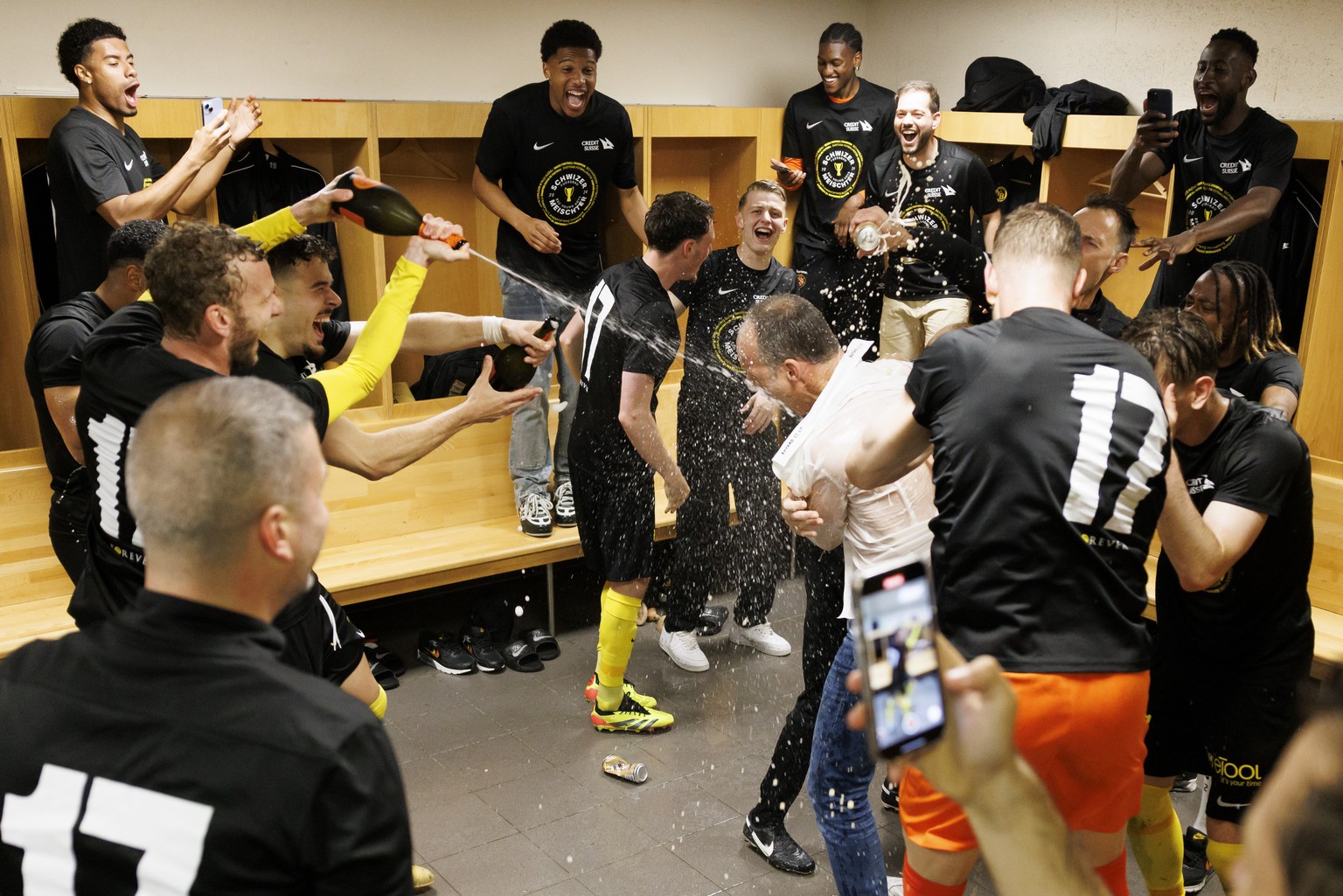 Les joueurs d&#039;YB celebrent le titre dans son vestiaire a la fin de la rencontre de football de Super League entre le Geneve Servette FC (SFC) et le BSC Young Boys (YB), ce lundi 20 mai 2024 au st ...